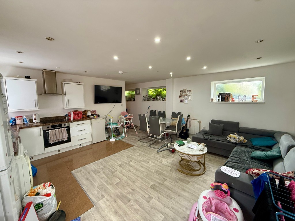 Lot: 113 - SIX FLATS FOR INVESTMENT - Elizabeth House Flat 1 Living room/kitchen